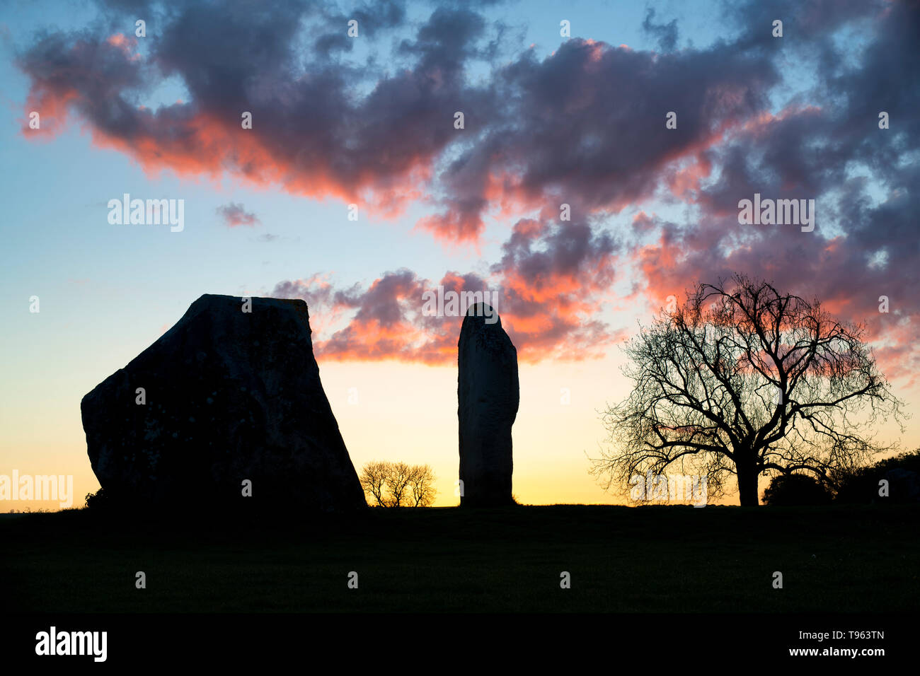 En Pierres Sarsen Avebury Stone Circle au printemps au lever du soleil. Avebury, Wiltshire, Angleterre. Silhouette Banque D'Images