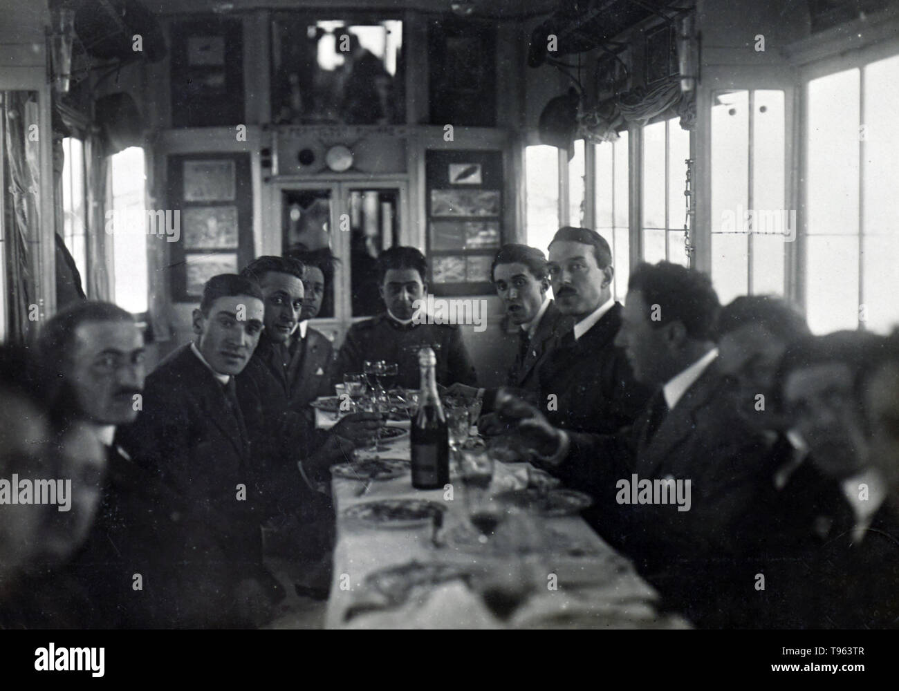 Hommes assis autour d'une table dans une gondole du dirigeable. Fedele Azari (Italien, 1895 - 1930) ; Italie ; 1914 - 1929 ; argentique. Banque D'Images