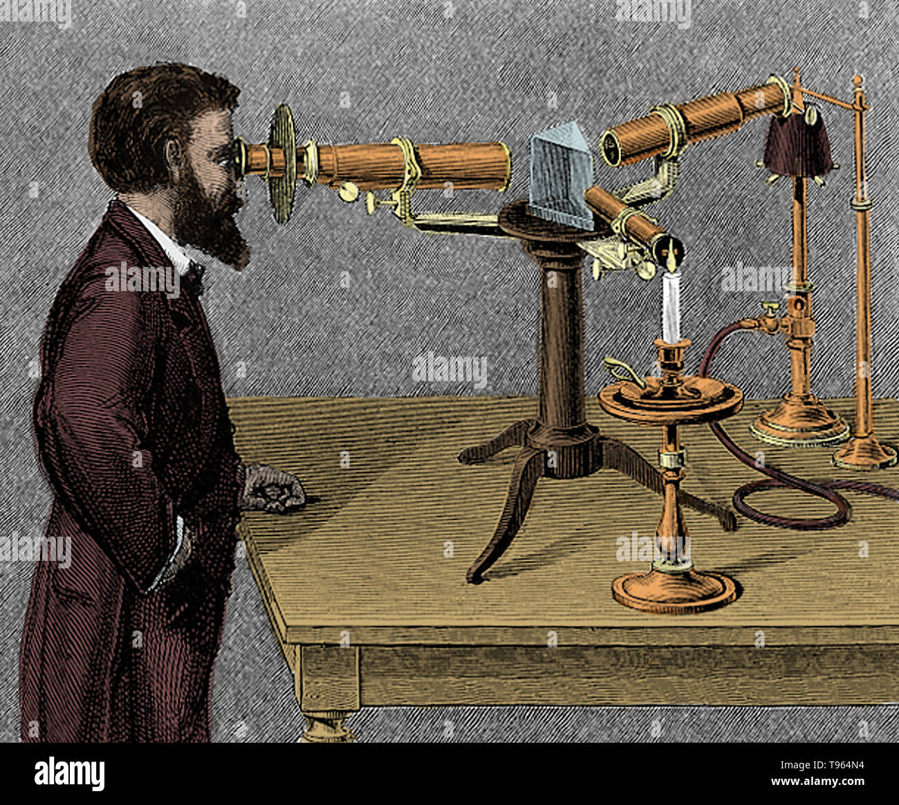 En 1830, Simms, opticien, faite d'une amélioration de la construction de le spectroscope en plaçant une lentille en face du prisme, de telle sorte que l'entaille était dans l'objectif. Cette lentille se transforme la lumière après son passage par la fente en un faisceau cylindrique, avant de pénétrer dans le prisme. Une autre lentille a aussi été introduit par lui qui reçoit le faisceau circulaire émergeant du prisme et l'oblige à jeter une image de la fente, ce qui peut être multiplié au plaisir pour chaque rayon. L'objectif entre le prisme et la fente est appelée la lentille de collimation. Banque D'Images