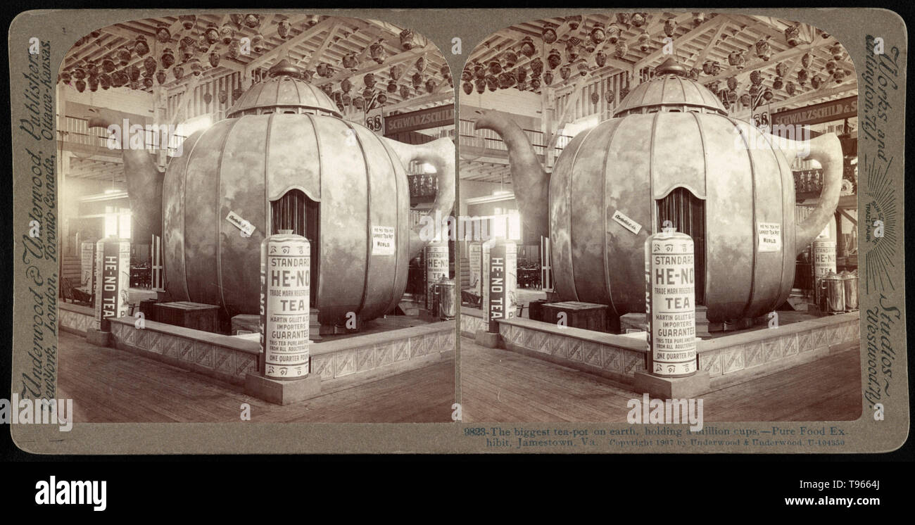 Stéréophotogramme image de la plus grande théière sur terre, tenant un million de tasses de thé. Exposition alimentaire pure, de Jamestown, en Virginie, 1907. Banque D'Images