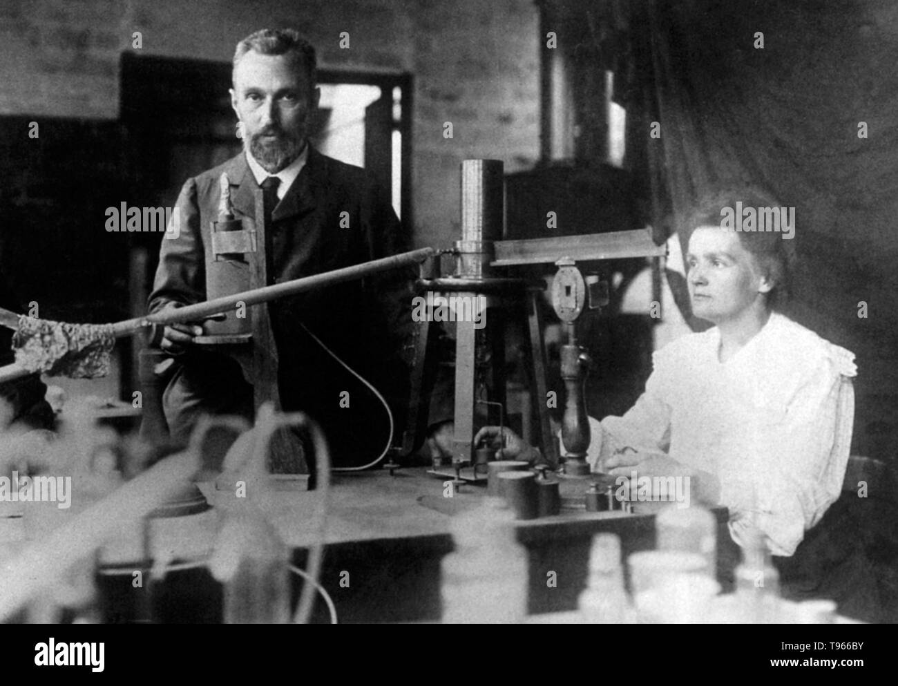 Marie et Pierre Curie dans leur laboratoire de Paris. Pierre Curie a été présenté à Maria Sklodowska par un ami et a pris Maria dans son laboratoire comme son élève. Il a commencé à la regarder comme sa muse. Elle a refusé sa proposition initiale, mais a finalement accepté de l'épouser le 26 juillet 1895. Marie Curie (7 novembre 1867 - 4 juillet 1934) était un physicien et chimiste Polish-French. Banque D'Images