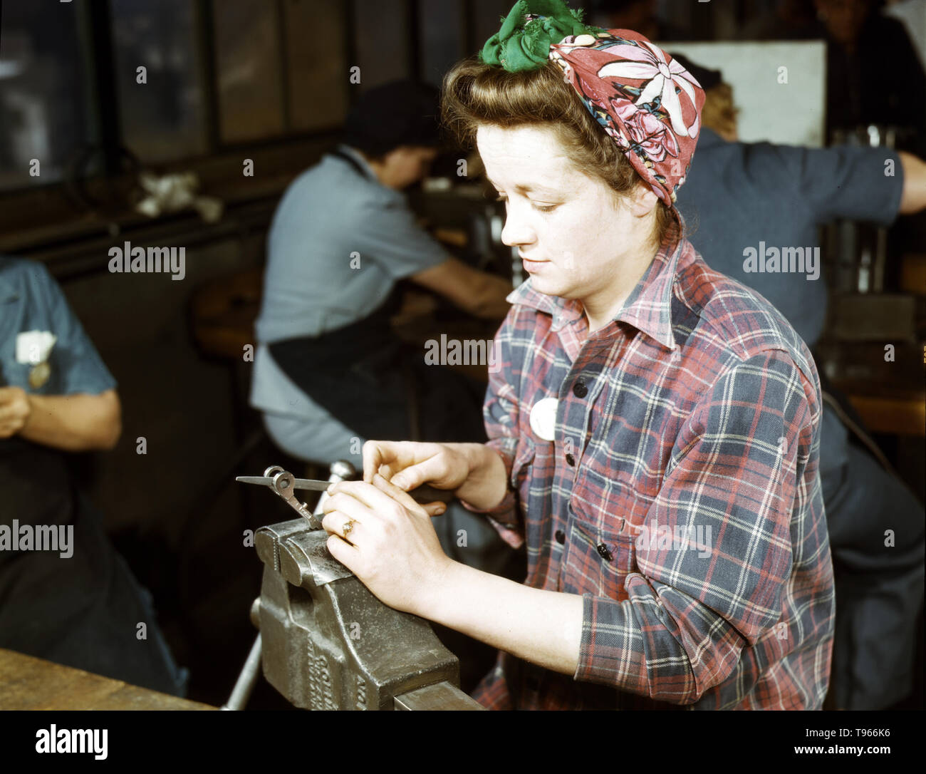 L'une des filles de Vilter Manufacturing Company Dépôt de petites pièces d'armes à feu, Milwaukee, Wisconsin. Un frère dans la Garde côtière, un allant à l'armée. Bien que l'image de l' 'Rosie Riveter reflète le travail industriel de soudeurs et riveter, la majorité des femmes qui travaillent en usine non rempli des postes dans tous les secteurs de l'économie. Ce qui unifiait les expériences de ces femmes était qu'elles étaient elles-mêmes, et le pays, qu'ils pourraient faire un travail d'homme et pourrait bien le faire. Photographié par Howard R. Hollem, 1943. Banque D'Images