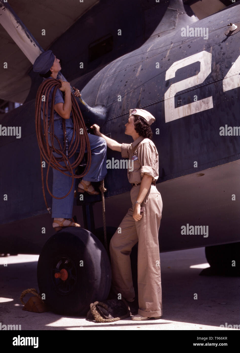 Les femmes contribuent leurs compétences pour les besoins de la nation en maintenant nos avions dans des conditions de combat, Corpus Christi, Texas. Épouse d'un ancien combattant de la Première Guerre mondiale, Mme Cora Ann Bowen (à gauche) travaille comme cowler à la Naval Air Base. Mme Eloise J. Ellis est un superviseur sénior dans l'Assemblée et les réparations. Banque D'Images