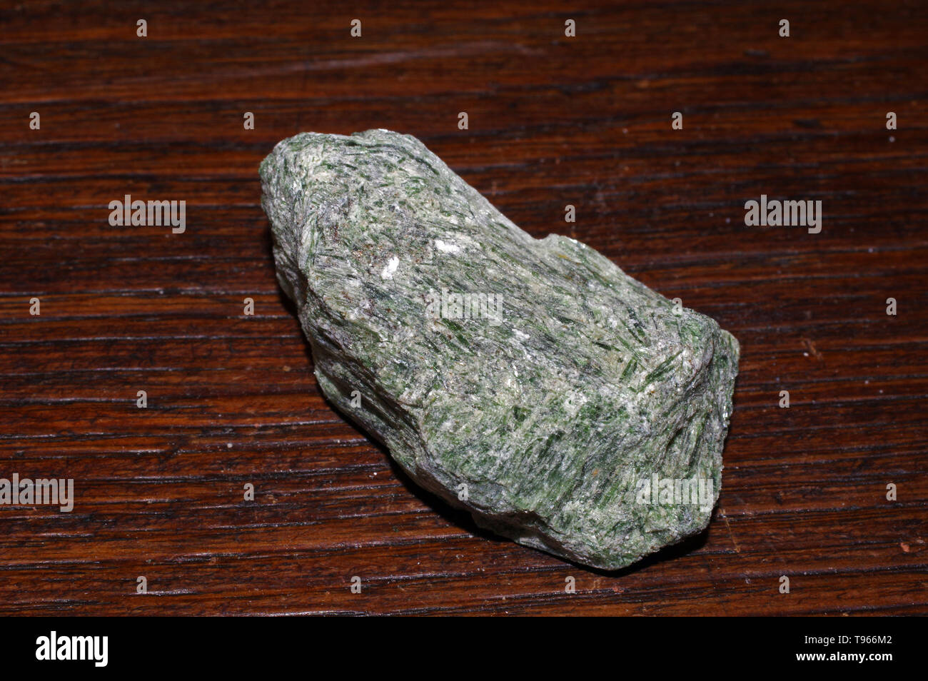 Attinolite rock de Perù isolated close-up Banque D'Images