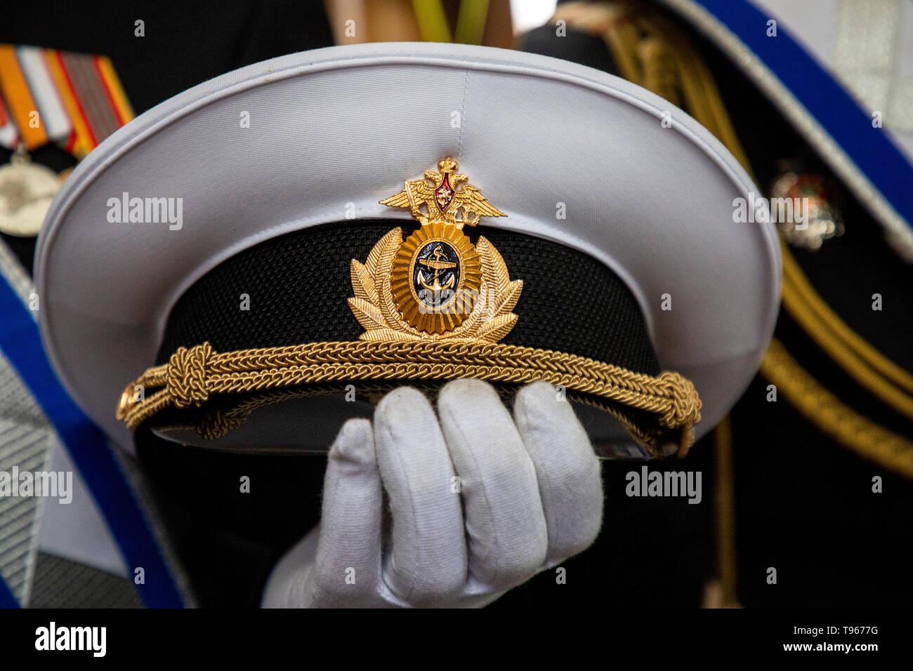 Un officier de la flotte de la mer Noire de la marine russe est titulaire d'un cap dans la parade au cours des célébrations dédiées à la Journée de la flotte de la Mer Noire Banque D'Images