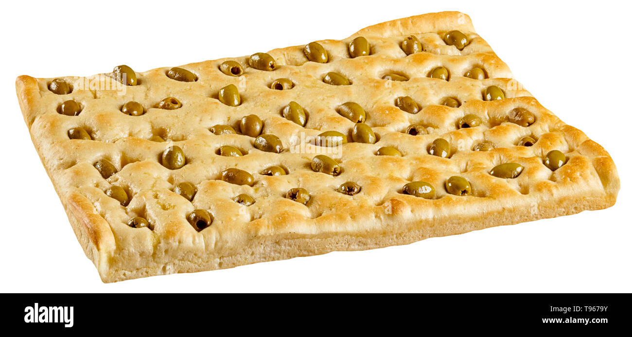 Artisanal d'or pain focaccia italienne aux olives vertes dans une portion rectangulaire isolé sur blanc vue low angle Banque D'Images