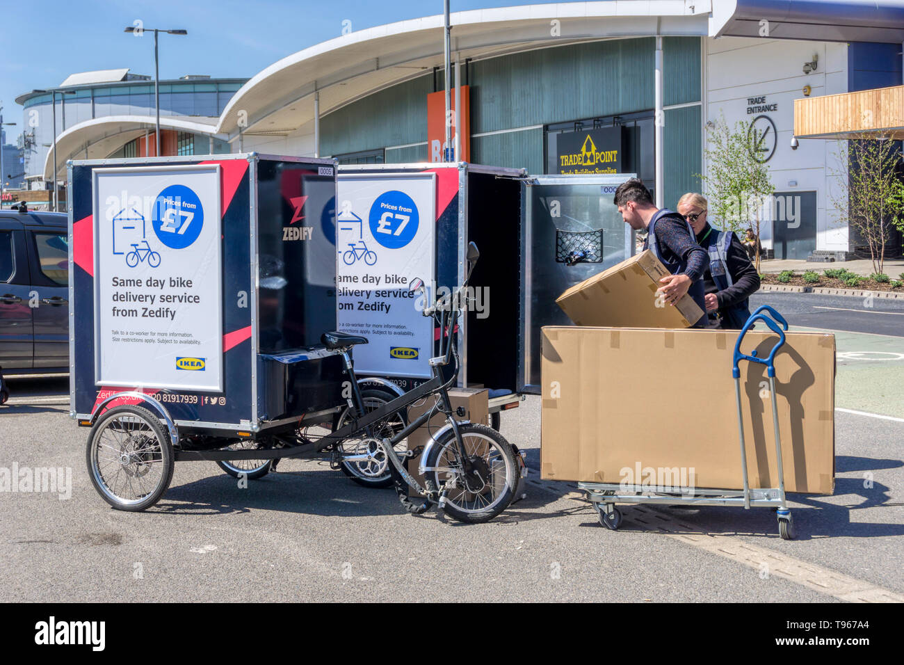 Zedify le service vélo avec les pilotes pour la livraison de colis de chargement du magasin IKEA à Greenwich. Banque D'Images