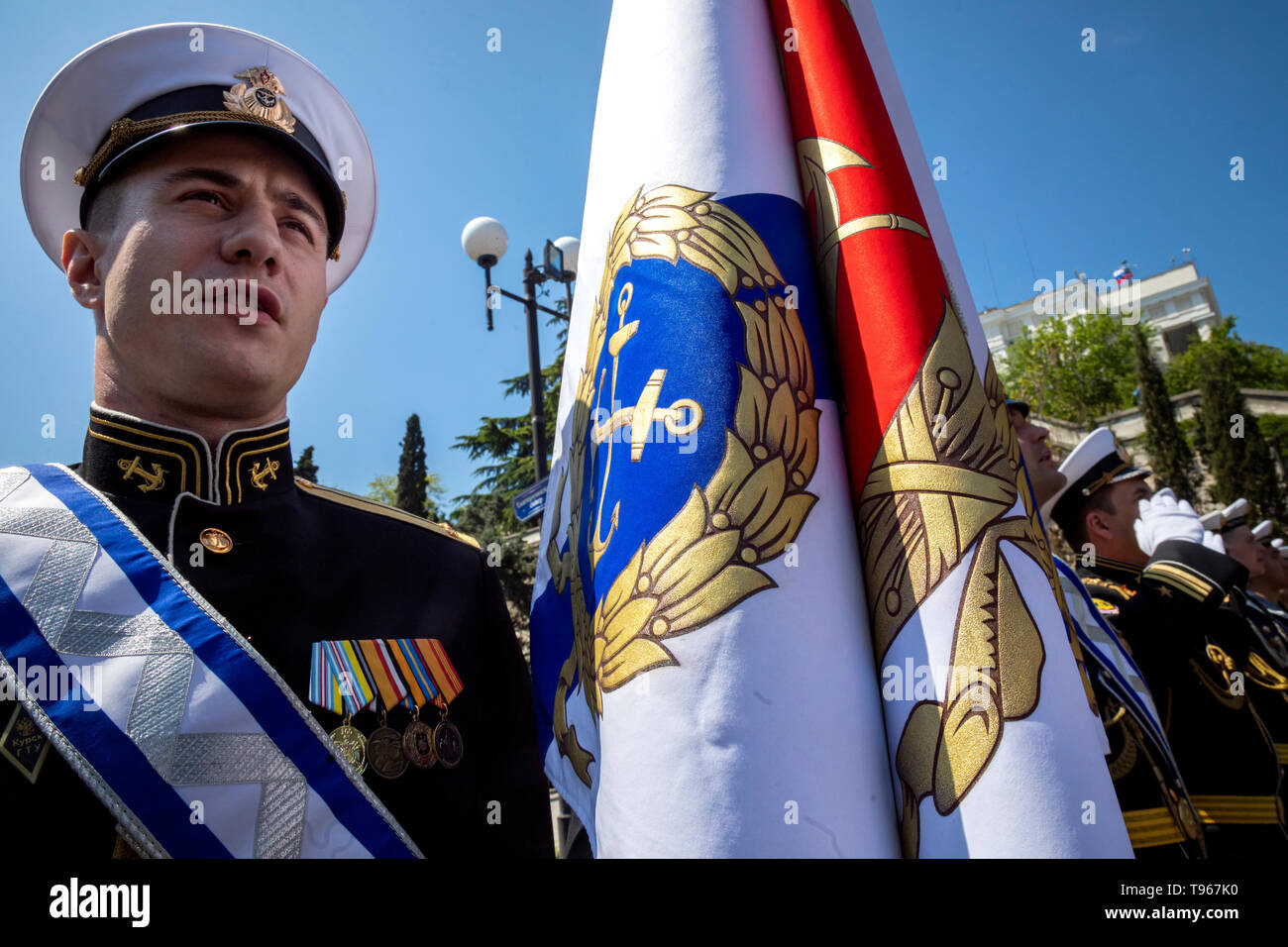 L'officier de marine russe s'habille entièrement lors d'une réunion solennelle consacrée à la journée de la flotte de la mer Noire sur la place au centre de Sébastopol Banque D'Images