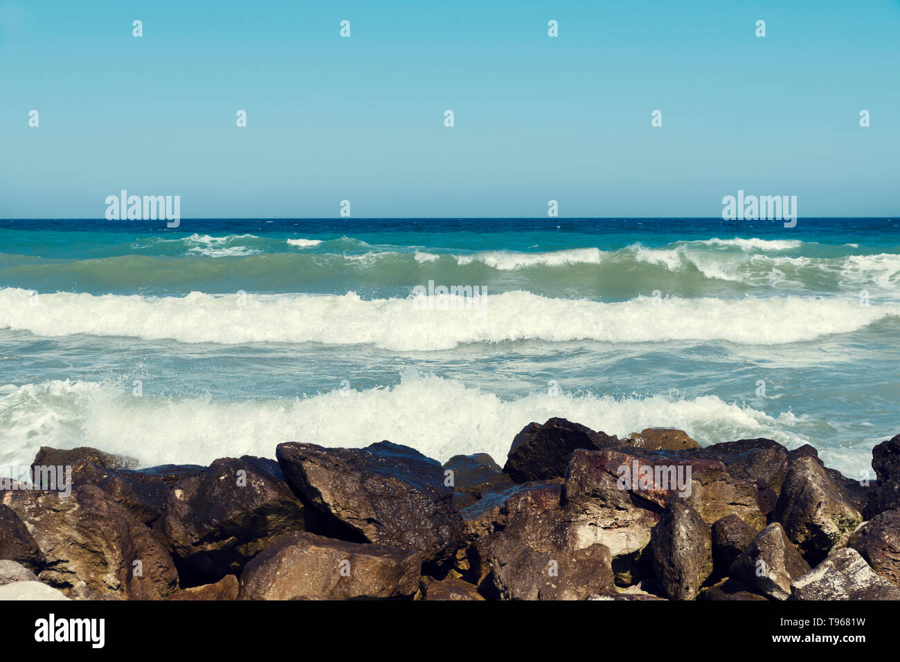 Belle vue sur la mer avec des vagues d'écume et les roches à partir de la rive de la mer de la mer Noire, Selective focus Banque D'Images