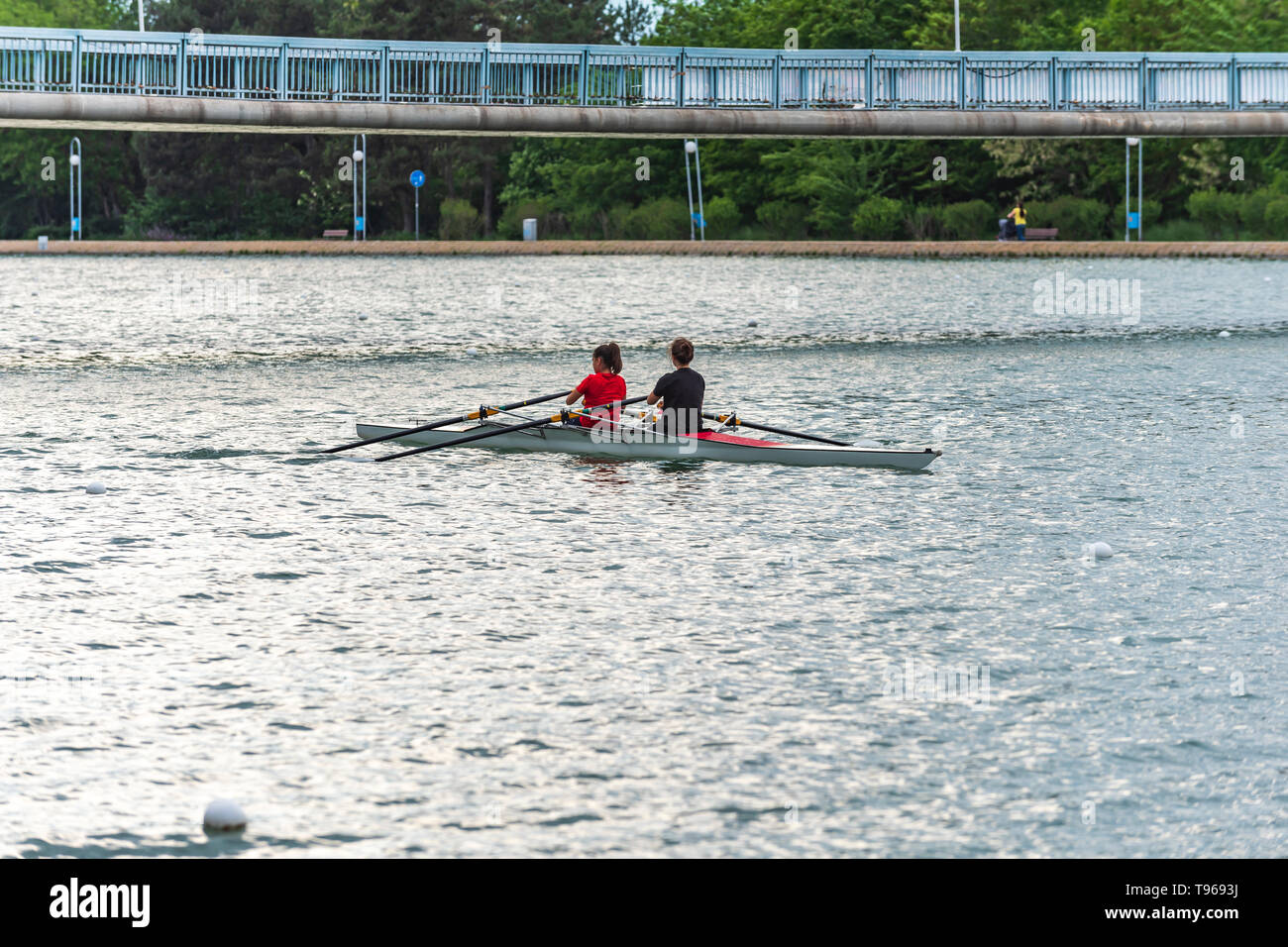 Deux femmes sur la formation de l'équipe d'aviron bateau canal dans la ville de Plovdiv, Bulgarie Banque D'Images