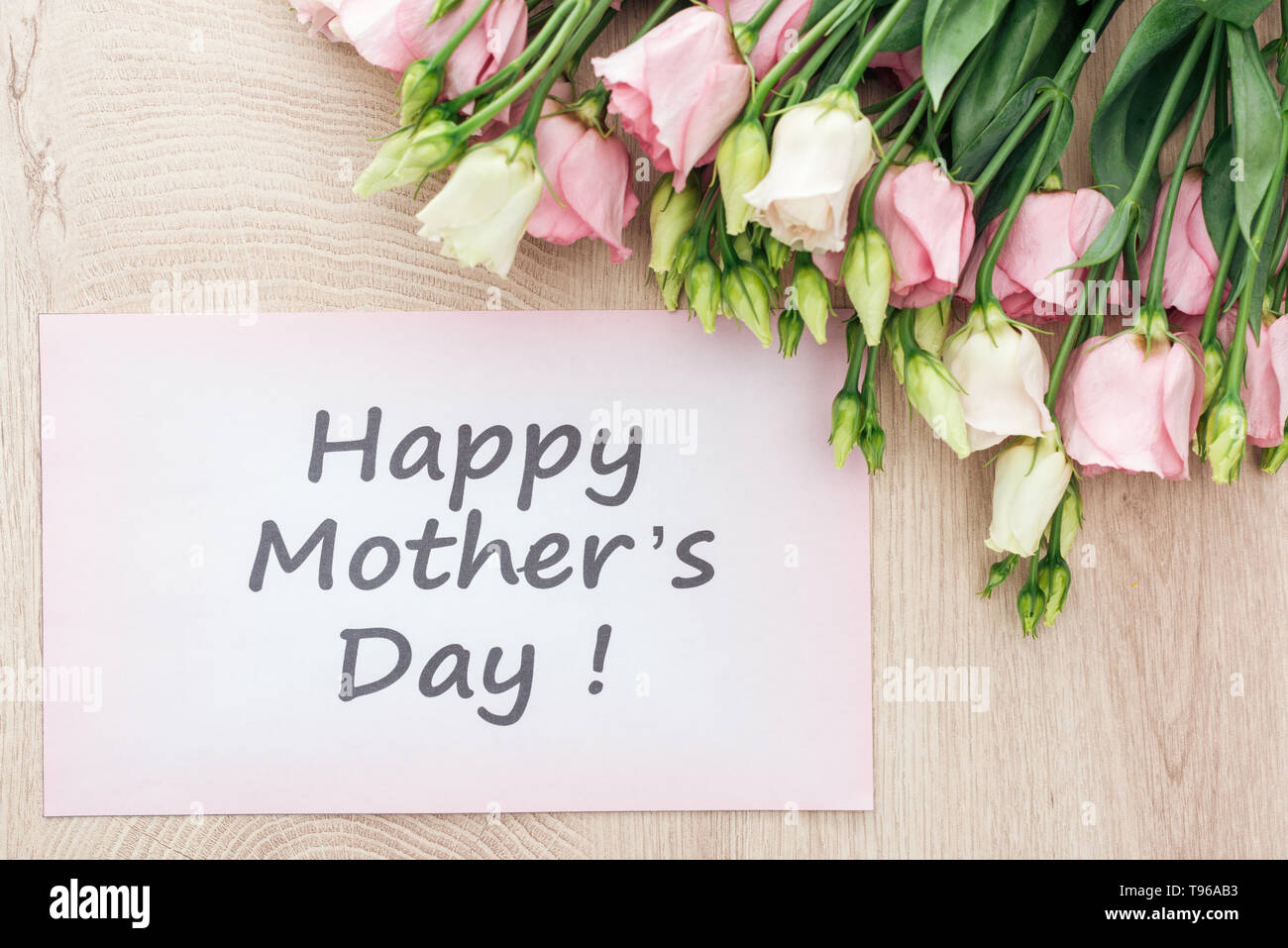 Vue Du Dessus De L Eustoma Fleurs Et Carte Avec Plaisir Fete Des Meres Mots Sur Table En Bois Photo Stock Alamy Vue Du Dessus De L Eustoma Fleurs Et Carte Avec Plaisir Fete Des Meres Mots Sur Table En Bois Photo Stock Alamy
