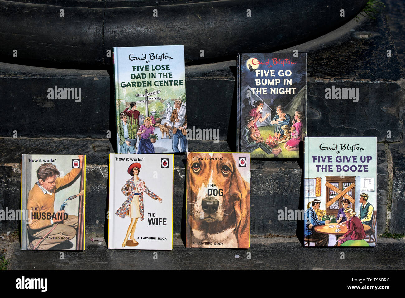 Spoof Coccinelle et célèbre cinq livres pour la vente à un organisme de bienfaisance livre vente à Edimbourg, Ecosse, Royaume-Uni. Banque D'Images