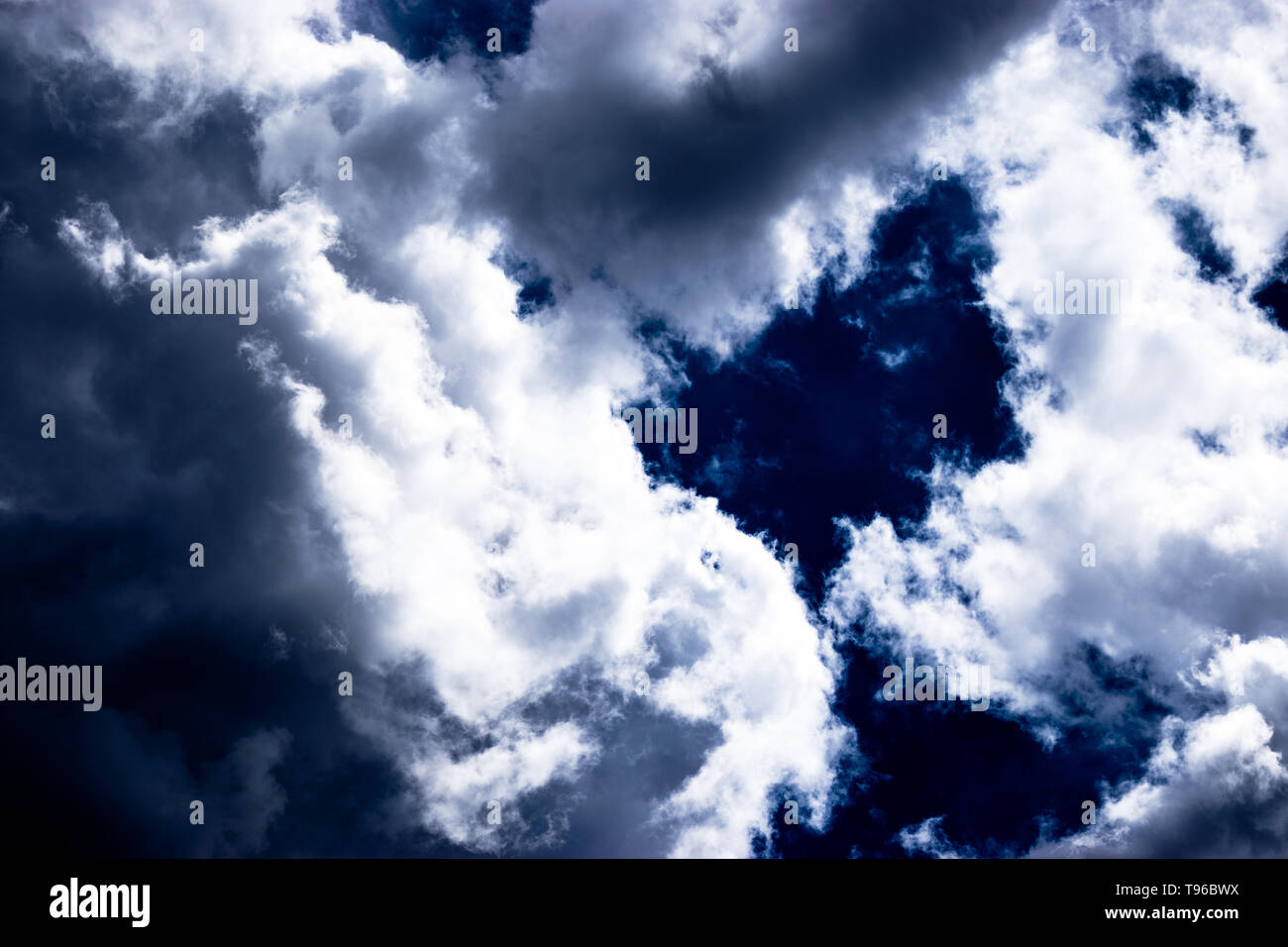 Des bouffées de nuages Banque D'Images