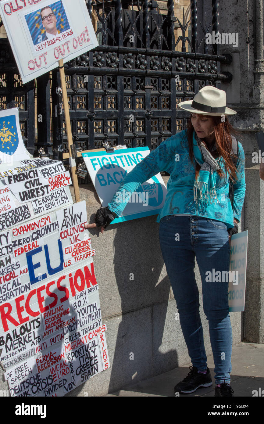 Membre du parti nouvellement formé Brexit explique les raisons pour lesquelles elle pense que nous devrions quitter l'UE écrit sur une planche sur la place du Parlement, Londres, UK Banque D'Images