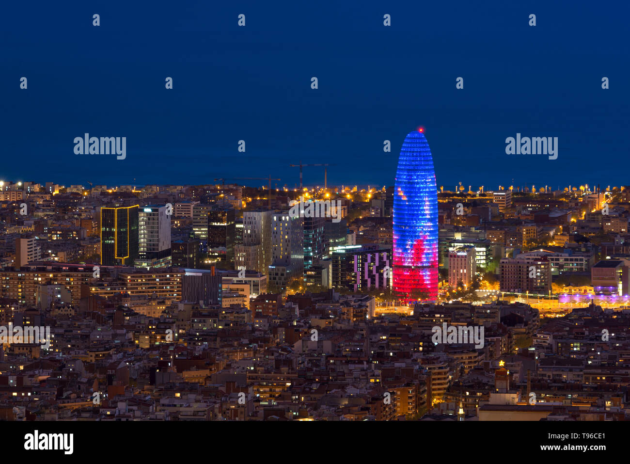 Scenic Vue aérienne de la ville de Barcelone et gratte-ciel skyline at night à Barcelone, Espagne. Banque D'Images