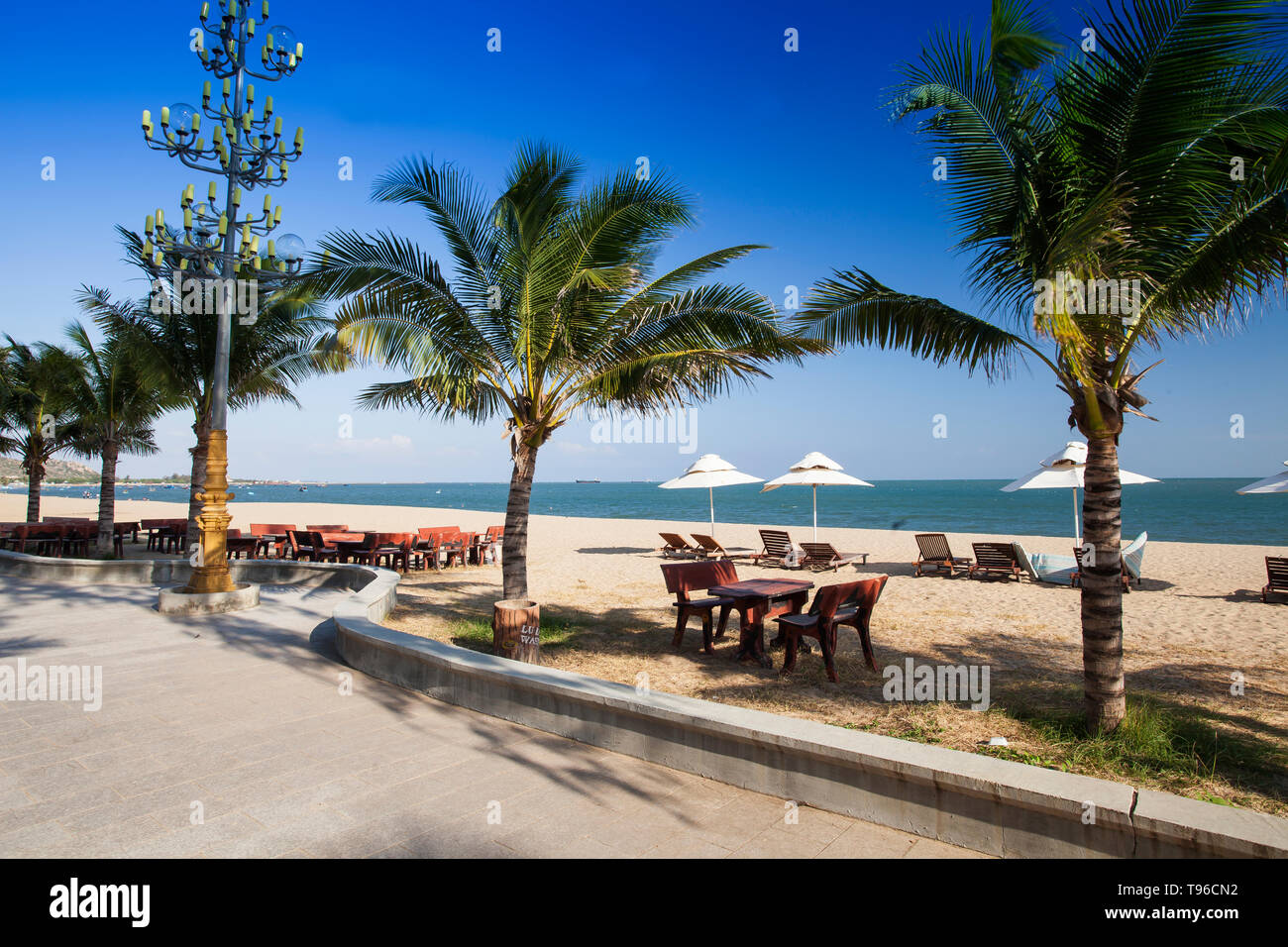 Promenade près de Saigon Ninh Chu Resort Phan Rang sur la plage, de la mer de Chine du sud, Ninh Thuan, Vietnam Banque D'Images