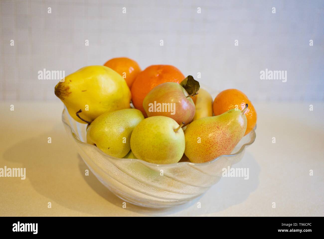 Bol de fruits avec une grande variété de fruits Banque D'Images