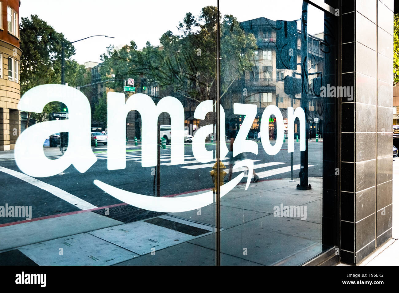 12 mai 2019 San Jose / CA / USA - Amazon signe sur la fenêtre de l'Amazon Hub Locker dans le centre-ville, la Silicon Valley Banque D'Images