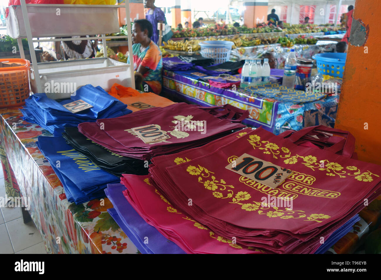 Des sacs réutilisables pour la vente au marché à la suite de l'interdiction des sacs en plastique, Port Vila, Vanuatu Efate,. Pas de monsieur ou PR Banque D'Images