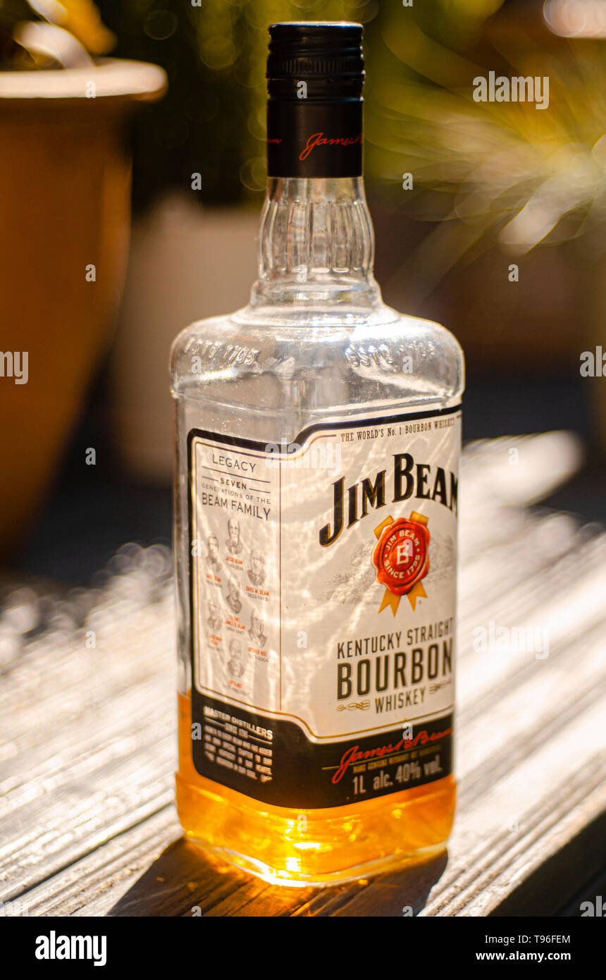 Ouvre bouteille de whisky Bourbon Jim Beam, Jim Beam est faite par Beam Suntory au Kentucky, aux États-Unis depuis 1795. Banque D'Images