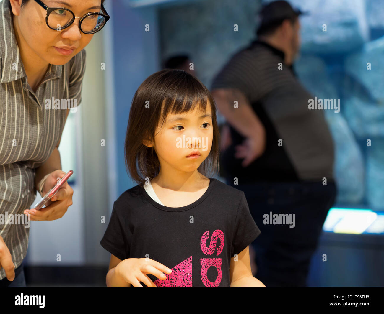 Image enfant asiatique femmes visitant le Texas State Aquarium à Corpus Christi, Texas USA. Banque D'Images
