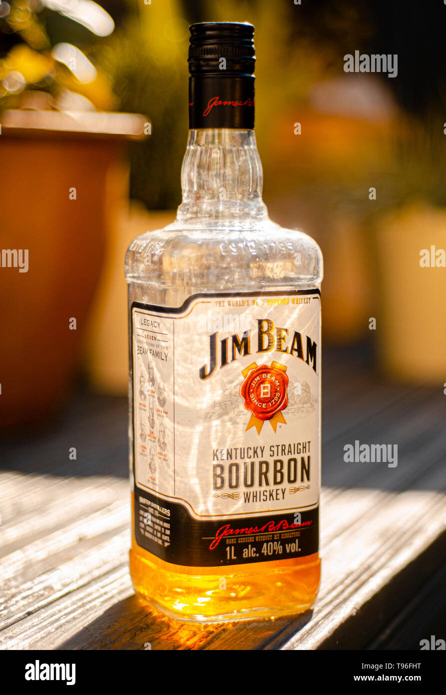 Ouvre bouteille de whisky Bourbon Jim Beam, Jim Beam est faite par Beam Suntory au Kentucky, aux États-Unis depuis 1795. Banque D'Images