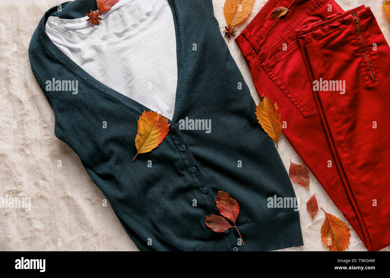 Des vêtements chauds avec des feuilles d'automne sur tissu moelleux Banque D'Images