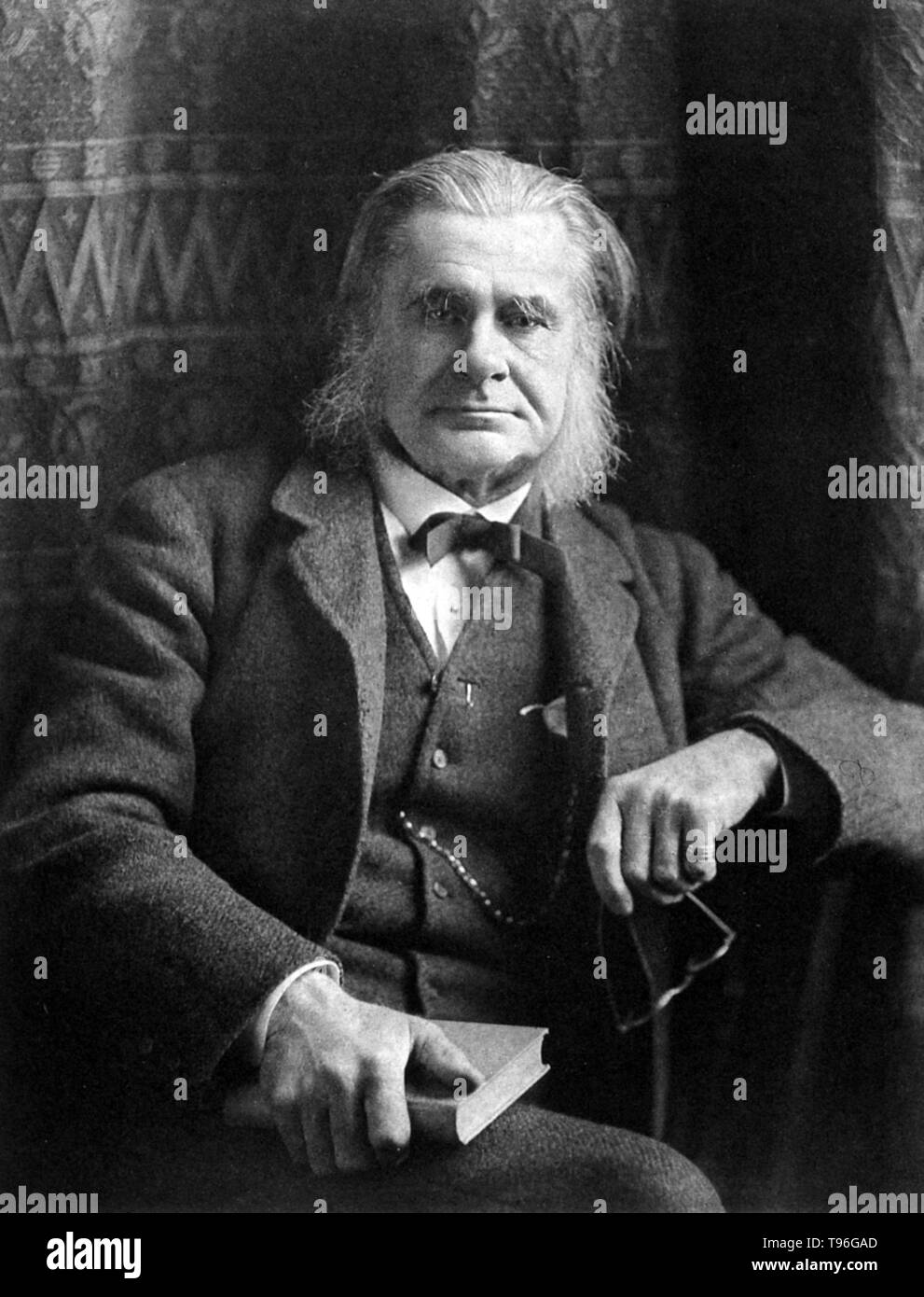 Thomas Henry Huxley (4 mai 1825 - 29 juin 1895) était un biologiste anglais, connu sous le nom de 'Darwin's' pour sa défense de Charles la théorie de l'évolution de Darwin. Huxley's célèbre 1860 Débat avec Samuel Wilberforce a été un moment clé de l'acceptation plus large de l'évolution, et dans sa propre carrière. Huxley a été lente à accepter certaines idées de Darwin, tels que l'étapisme, et était indécis quant à la sélection naturelle, mais malgré cela, il était dans son entier soutien public de Darwin. Banque D'Images