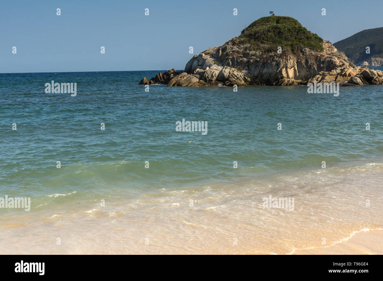 Seascape avec plage de Kalamitsi péninsule Sithonia, Halkidiki, Macédoine Centrale, Grèce Banque D'Images