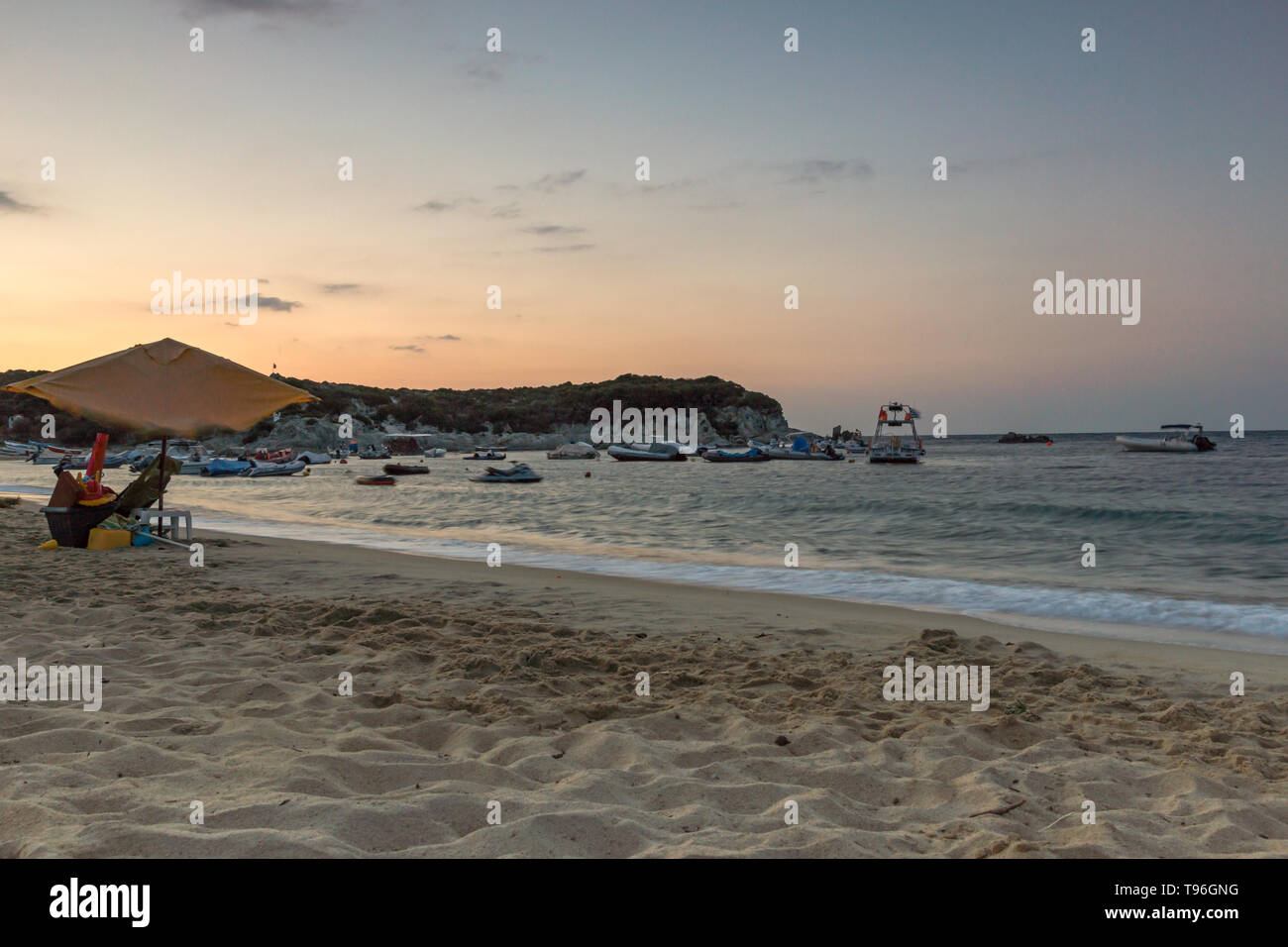 Sunrise Panorama incroyable de Kalamitsi Beach à péninsule Sithonia, Halkidiki, Macédoine Centrale, Grèce Banque D'Images