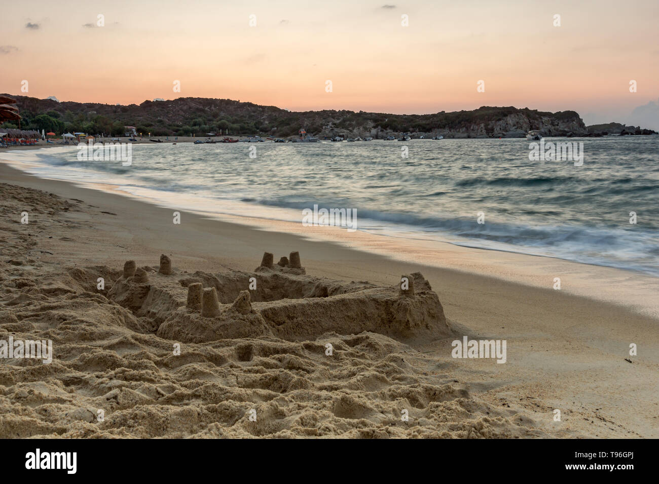 Sunrise Panorama incroyable de Kalamitsi Beach à péninsule Sithonia, Halkidiki, Macédoine Centrale, Grèce Banque D'Images