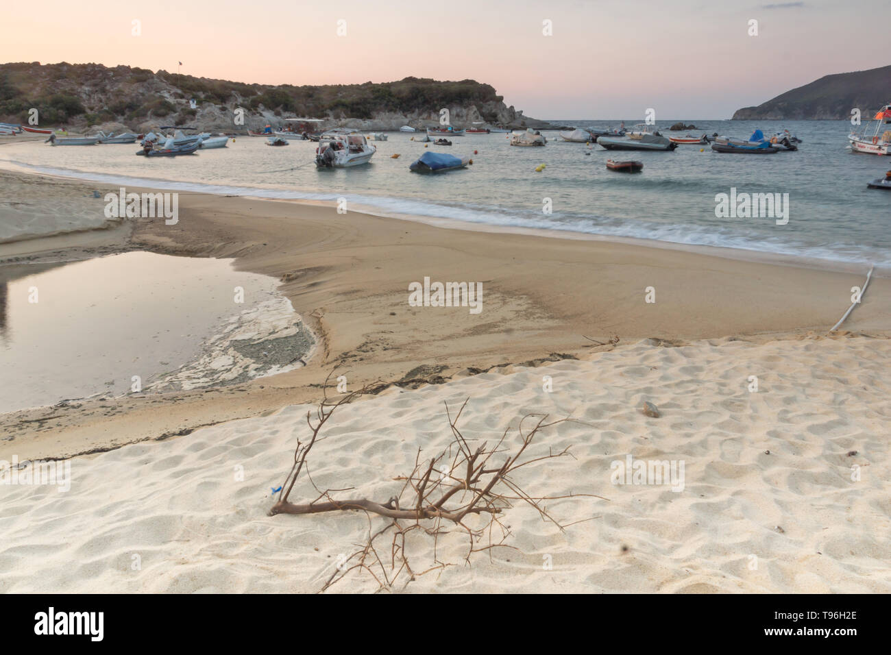 Sunrise Panorama incroyable de Kalamitsi Beach à péninsule Sithonia, Halkidiki, Macédoine Centrale, Grèce Banque D'Images