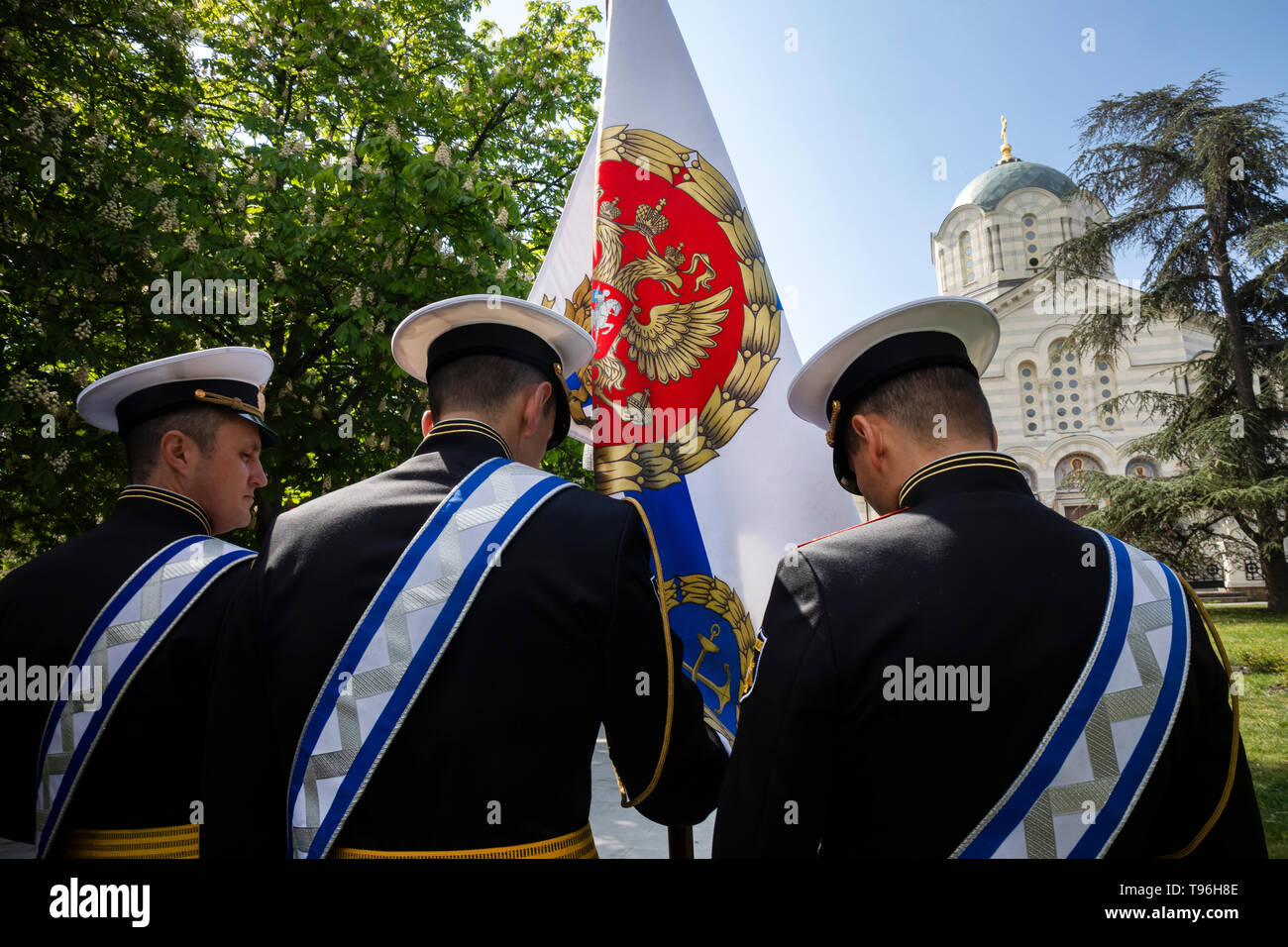 Porte-drapeaux de la flotte de la mer Noire de la marine russe avant la  prière de fête dédiée à la Journée de la flotte de la mer Noire à St  Vladimir's Ca