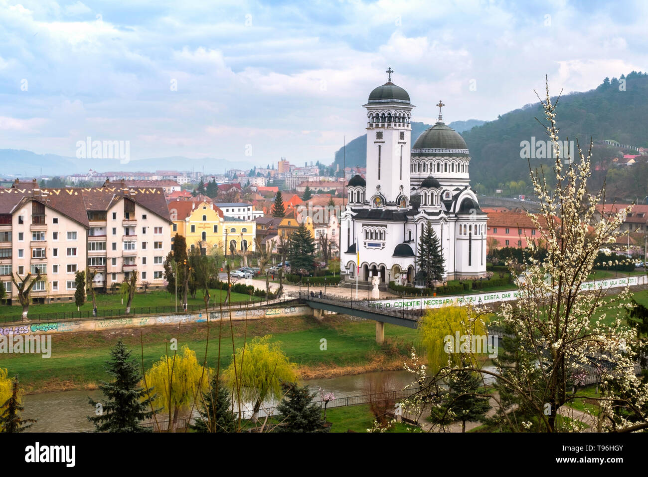 Large Vue aérienne de l'église Holy Trinity, une église orthodoxe roumaine construit dans le style néo-byzantin à Sighisoara, sur un jour de printemps avec bloomi Banque D'Images