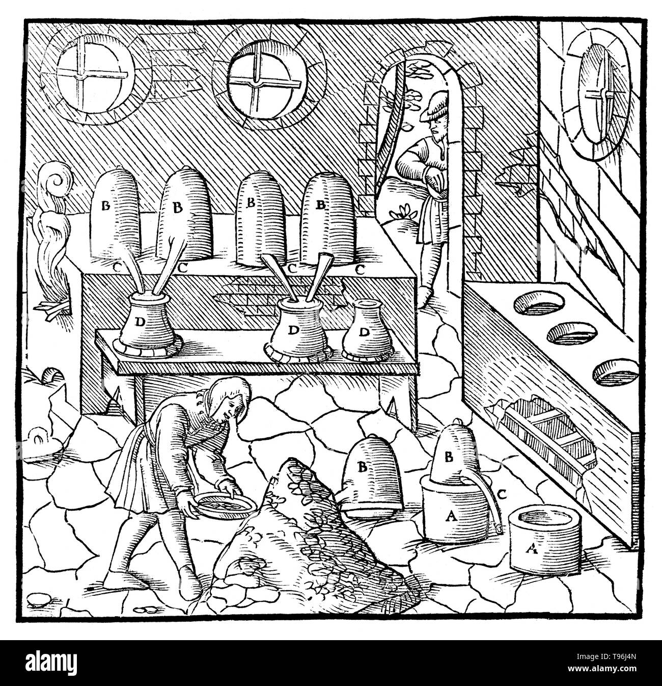 Gravure sur bois à partir De Re Metallica. La distillation de quicksilver (raffinage). Georgius Agricola (Mars 24, 1494 - Novembre 21, 1555) était un scientifique et chercheur allemand, connu comme ''le père de la minéralogie''. En 1556 il publie son ouvrage De Re Metallica, un traité sur l'exploitation minière et la métallurgie extractive, de gravures sur bois illustrant les processus pour extraire des minerais depuis le sol et le métal du minerai, et les nombreuses utilisations des moulins à eau dans l'exploitation minière. Banque D'Images