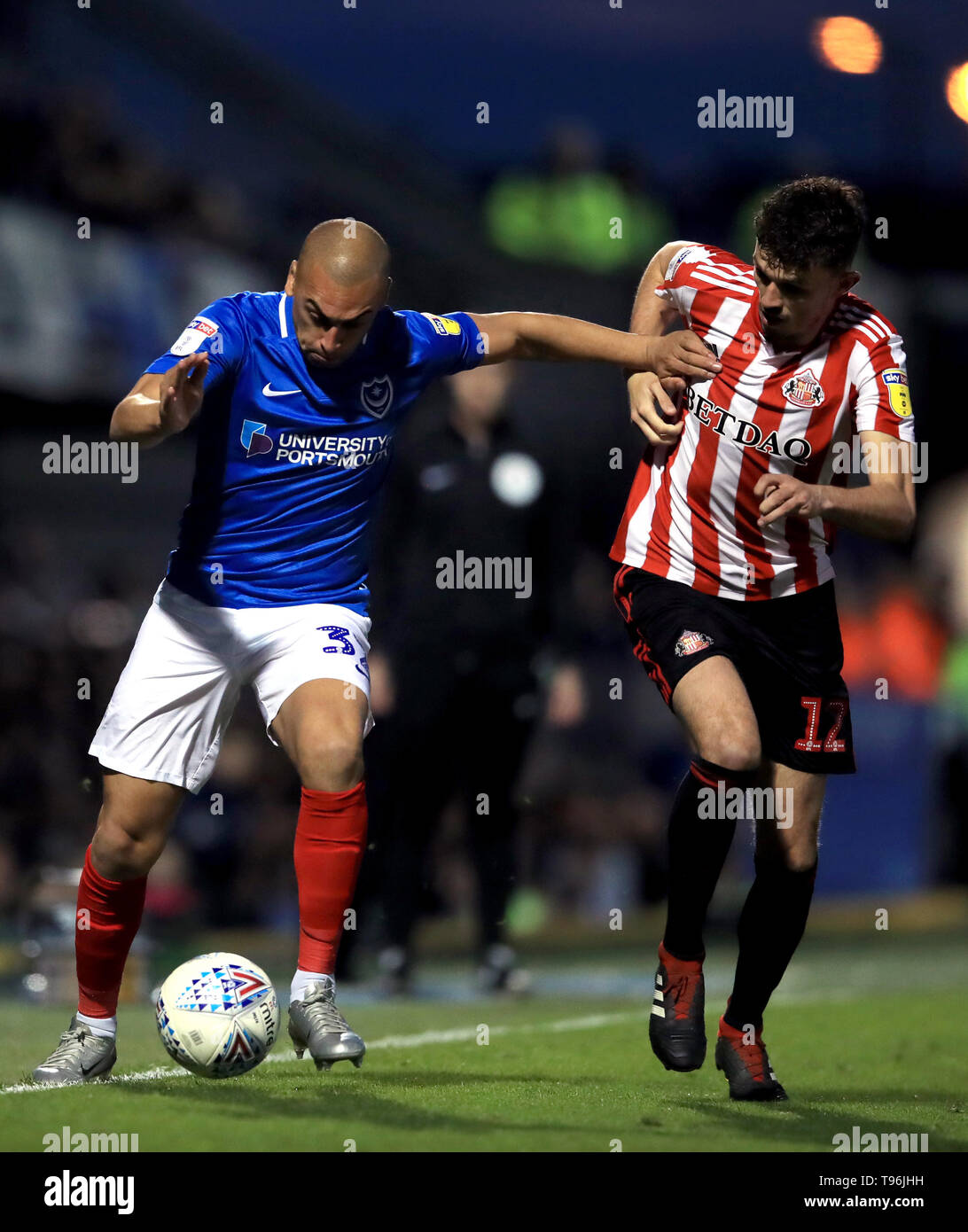 James Vaughan de Portsmouth (à gauche) et Tom Flanagan de Sunderland bataille pour la balle durant le ciel parier League One Play-off, demi-finale, deuxième match aller à Fratton Park, Portsmouth. Banque D'Images