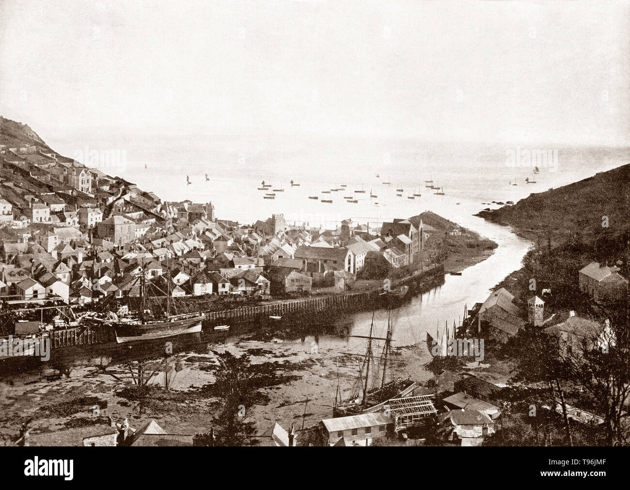 Une fin du 19e siècle vu du grand quai, construite en 1856 pour traiter les demandes de l'voyage commerce de Looe, une petite ville côtière, du port de pêche dans le sud-est de Cornwall, Angleterre. Les centres-villes autour de son petit port et le long de la vallée encaissée de la rivière Looe, qui coule entre l'Est et l'ouest de la mer de Looe, à côté d'une plage de sable. Banque D'Images