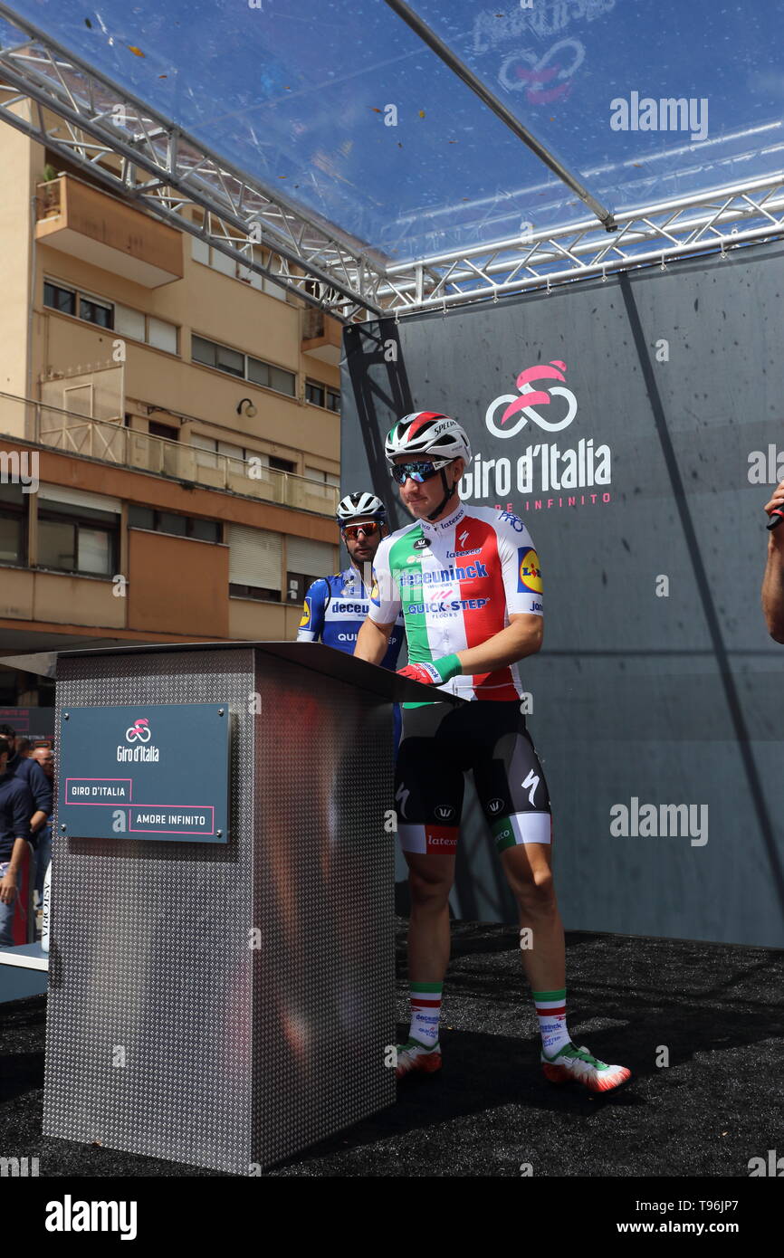 Cassino, Italie - 16 mai 2019 : Elia Viviani sur le podium de la sixième étape du Tour d'Italie 150e du Cassino-San Giovanni Rotondo Banque D'Images