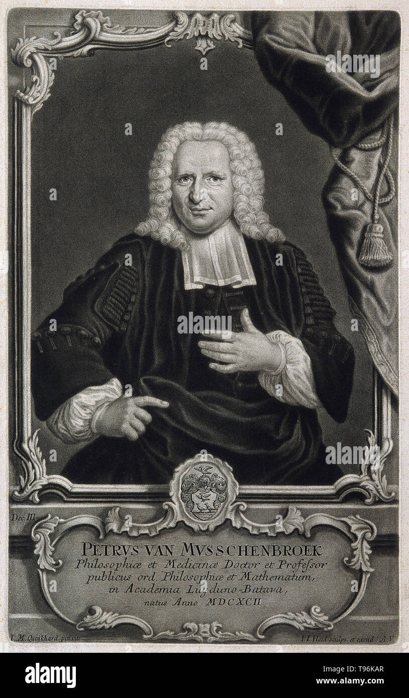 Pieter van Musschenbroek (mars 14,1692 - 19 septembre, 1761) était un scientifique hollandais. Il a été professeur à Duisburg, d'Utrecht et de Leyde, où il a occupé des postes en mathématiques, la philosophie, la médecine et l'astronomie. Il est crédité avec l'invention du premier condensateur en 1746 : la bouteille de Leyde. Il a communiqué cette découverte à René Réaumur, et c'était l'Abbé Nollet, le traducteur de la lettre de Musschenbroek du Latin, qui a donné son nom à l'invention de la bouteille de Leyde. Banque D'Images