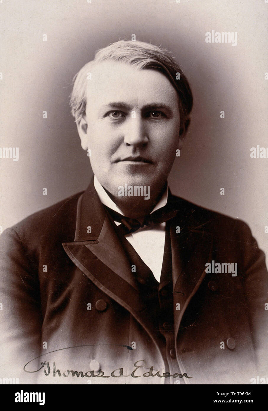 Thomas Alva Edison (11 février 1847 - 18 octobre 1931) était un inventeur américain et homme d'affaires. Il a développé de nombreux dispositifs qui a grandement influencé la vie à travers le monde, y compris le phonographe, l'appareil photo, et une longue pratique, l'ampoule électrique. Il a été l'un des premiers inventeurs d'appliquer les principes de la production de masse et d'équipe avec les grands processus d'invention, et donc est souvent crédité de la création du premier laboratoire de recherche industriel. Banque D'Images
