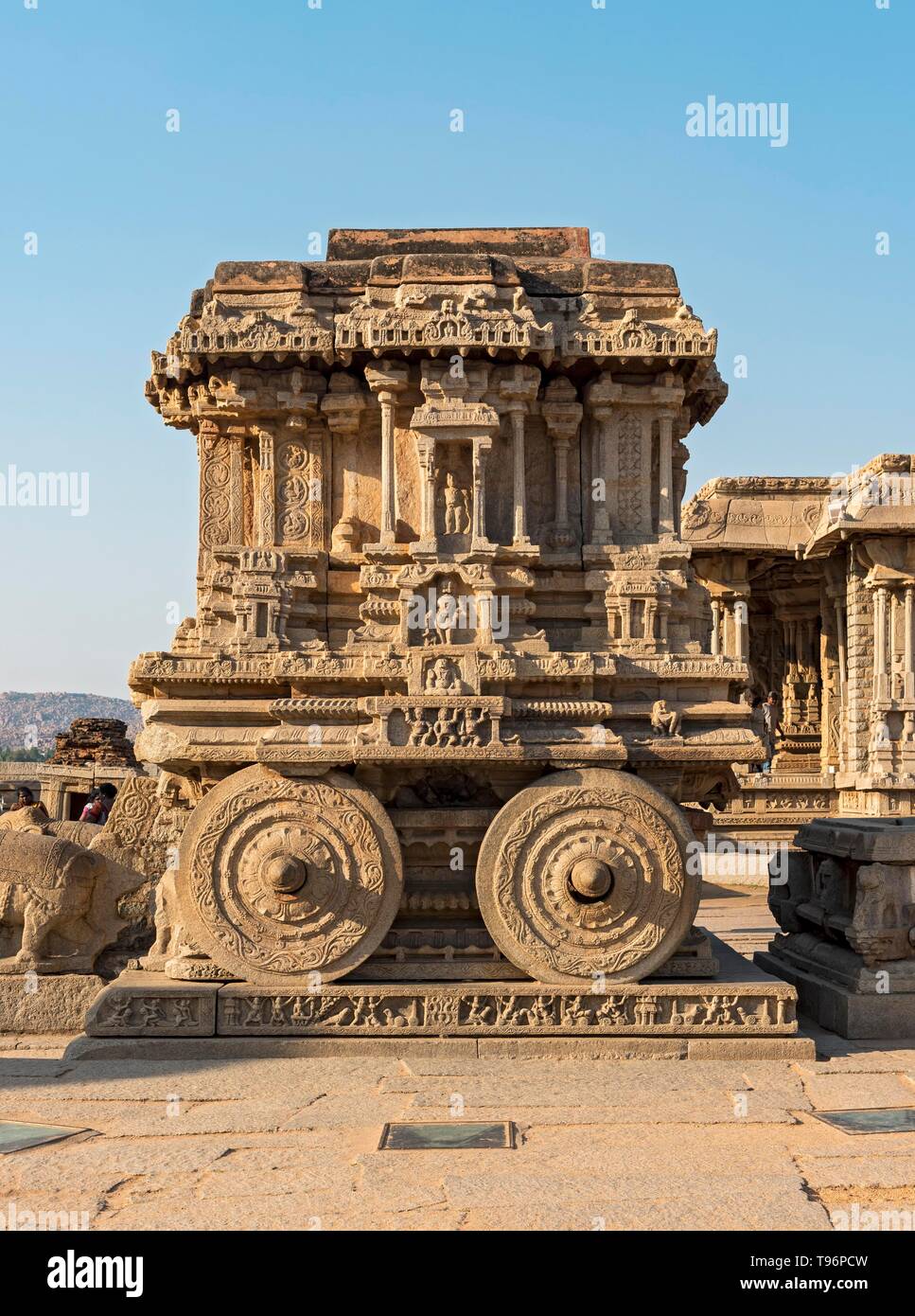 Char en pierre, Garuda culte, dans Vijaya Vitthala temple, Hampi, Inde Banque D'Images