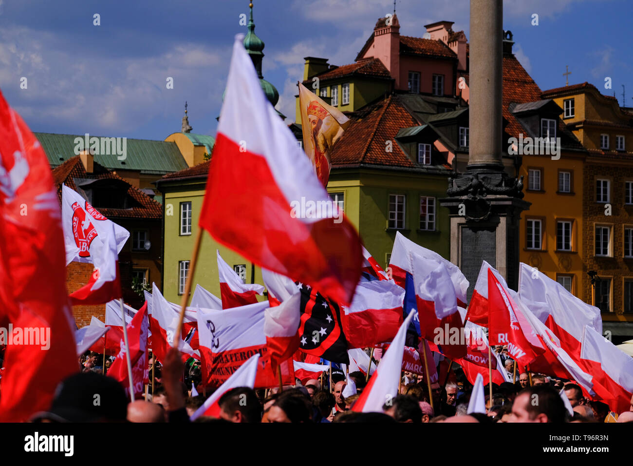 L'UE lutte contre la manifestation organisée par des groupes d'extrême droite, sur le 15e anniversaire de la Pologne à l'UE, il y a 15 ans, la Pologne a adhéré à l'UNION EUROPÉENNE, Varsovie, Pologne Banque D'Images