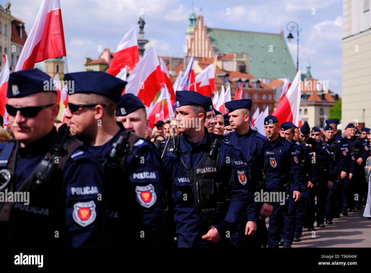 L'UE lutte contre la manifestation organisée par des groupes d'extrême droite, sur le 15e anniversaire de la Pologne à l'UE, il y a 15 ans, la Pologne a adhéré à l'UNION EUROPÉENNE, Varsovie, Pologne Banque D'Images