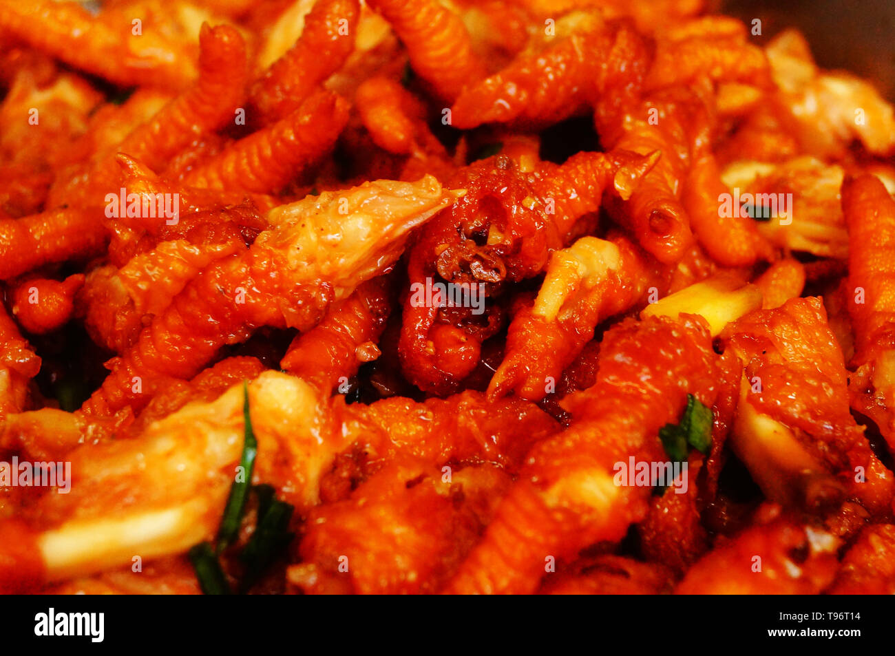 L'alimentation traditionnelle chinoise fried chicken feet Banque D'Images