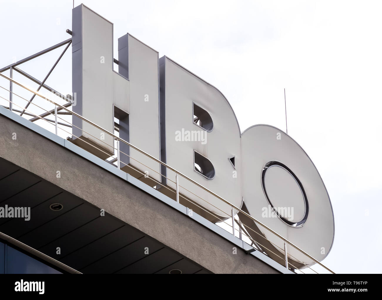 Bucarest, Roumanie - 01 mai 2019 : Le logo de la chaîne HBO, des chaînes américaines et de la télévision par satellite réseau détenu par AT&T, l'WarnerMedia est afficher Banque D'Images