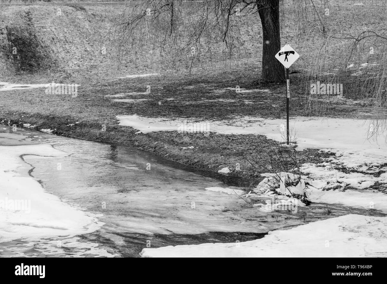 Panneau de traversée en canoë sur le ruisseau gelé Banque D'Images