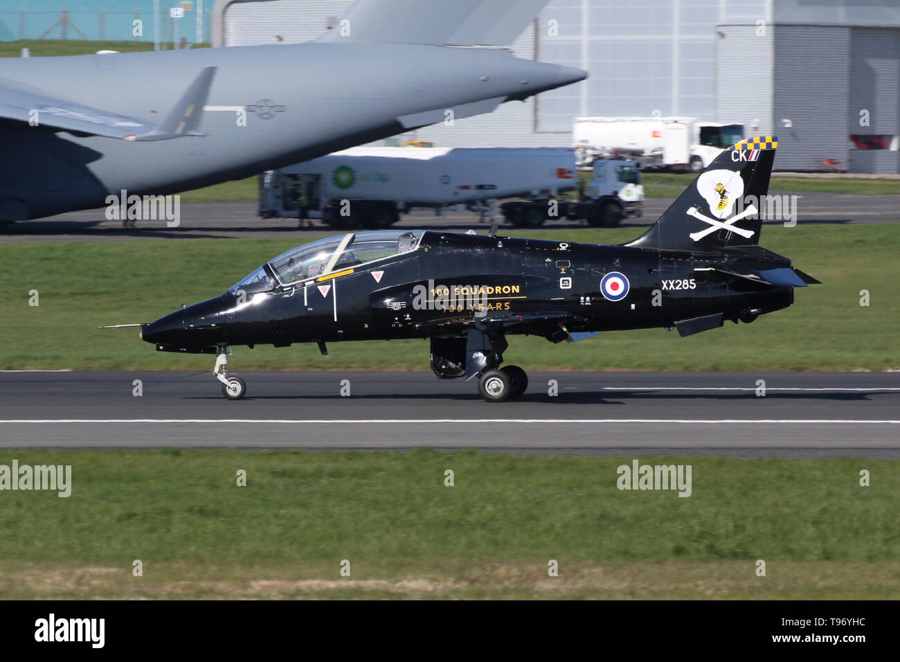 XX285, un BAe Hawk T1 exploités par 100 e Escadron de la Royal Air Force, arrivant à l'aéroport de Prestwick après une sortie au cours de l'exercice Joint Warrior 19-1. Banque D'Images