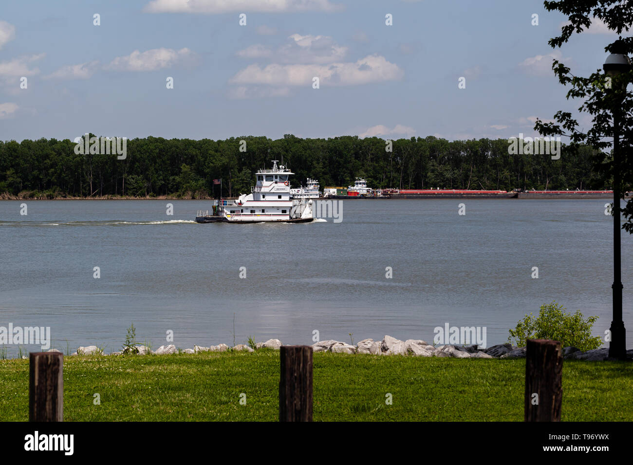 Un remorquage de vide, le Ken Echols, voyageant en amont sur la rivière Ohio à Paducah, Kentucky Banque D'Images