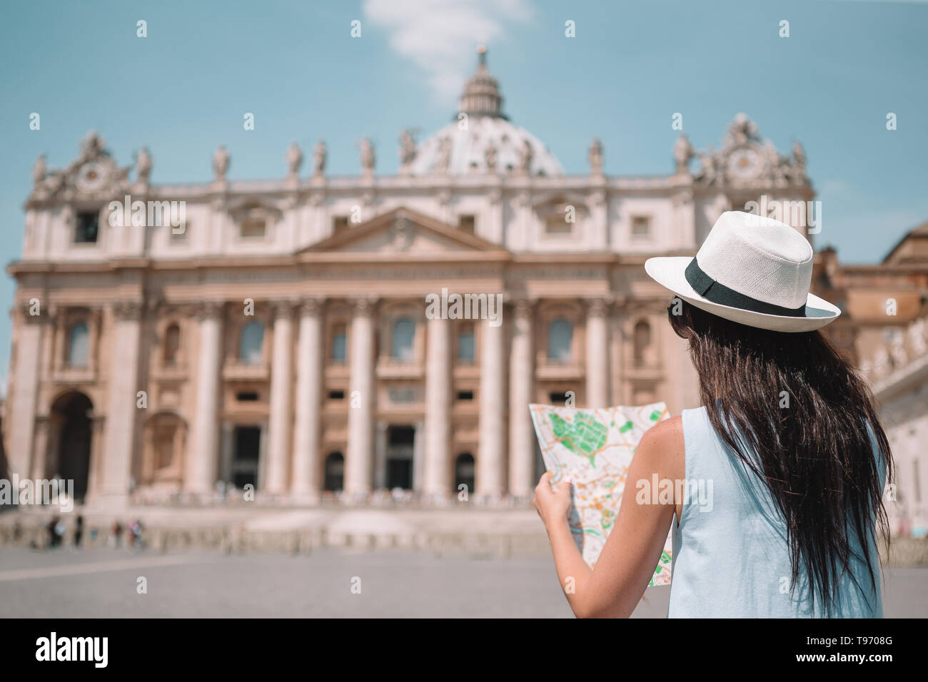 Jeune femme avec plan de ville dans la Cité du Vatican et la Basilique Saint Pierre church Banque D'Images