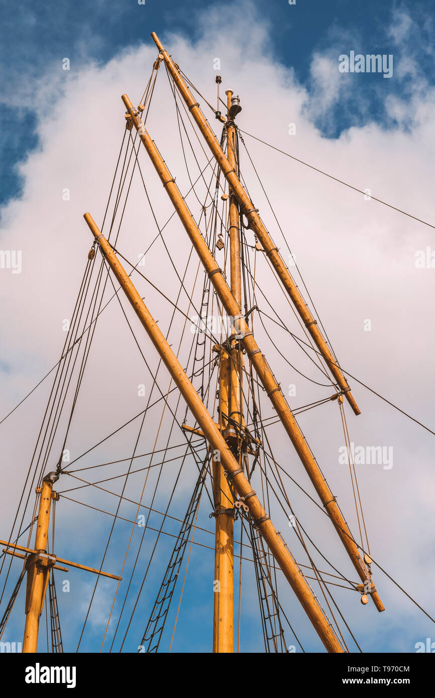 Mât des navires et de corde sur un fond de ciel nuageux. Banque D'Images